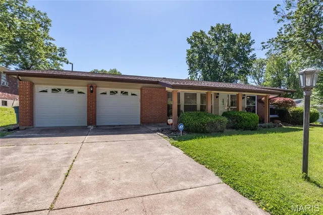 1204 Hobson Dr, Saint Louis, MO 63135