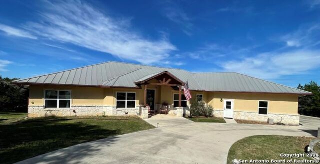 1627 LAKE FOREST RD, Pipe Creek, TX 78063