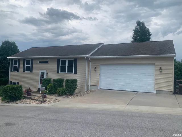 2416 Van Buren St, Quincy, IL 62301
