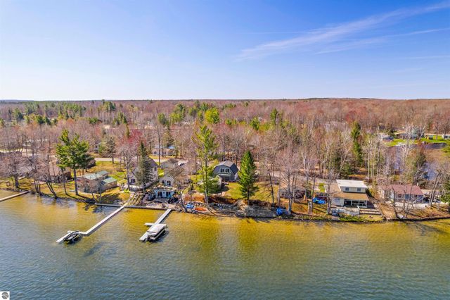 7609 E  Shore Dr NE, Kalkaska, MI 49646