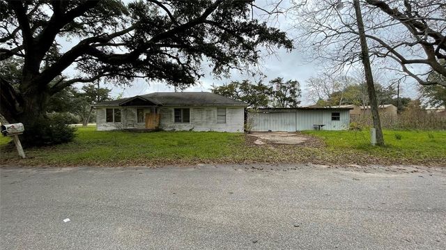6515 County Road 203, Liverpool, TX 77577