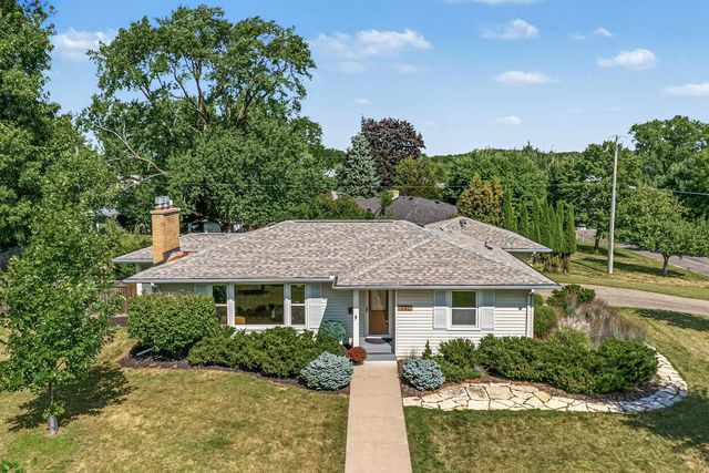 341 Burntside Dr, Golden Valley, MN 55422