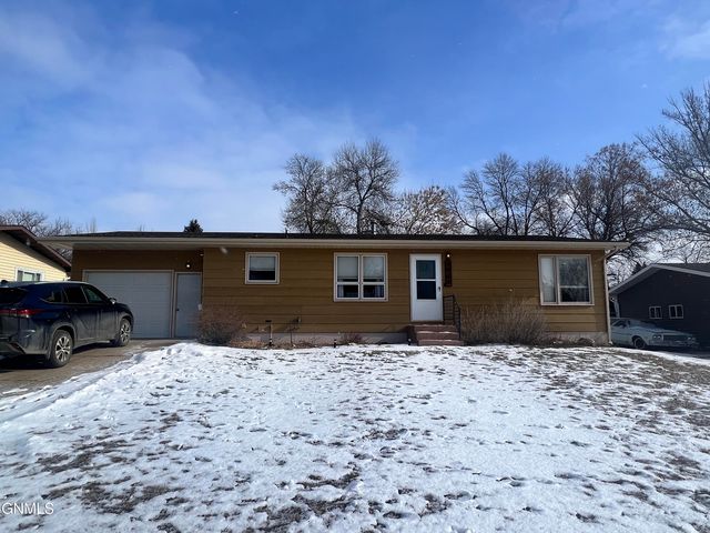 1904 8th St NW, Minot, ND 58703