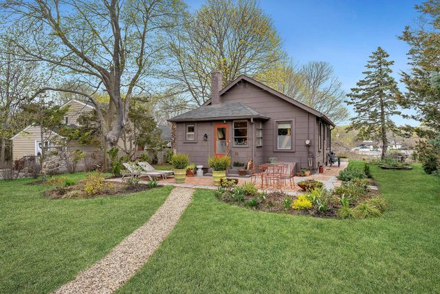 18 Canal St, Hampton Bays, NY 11946