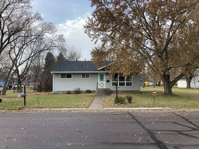 421 9th St SE, Watertown, SD 57201