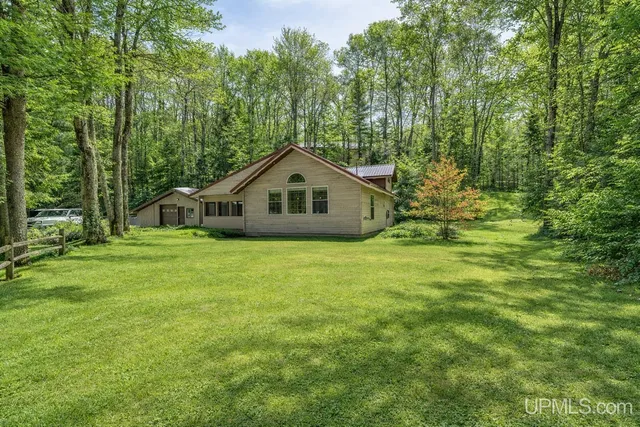3922N Munson Ln, Manistique, MI 49854