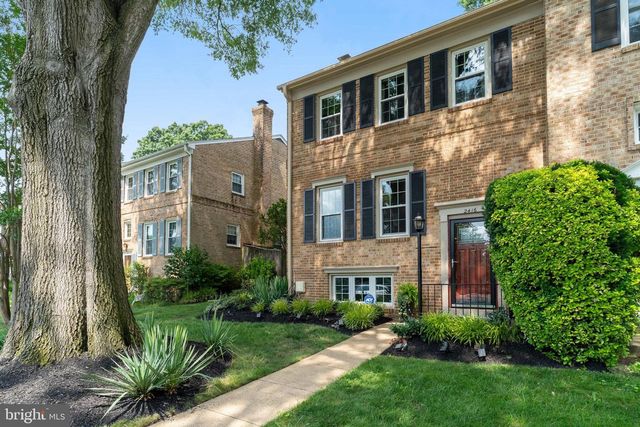 2416 Falls Pl, Falls Church, VA 22043