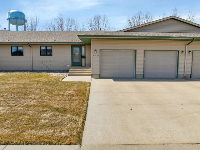 3204 4th St SW, Minot, ND 58701