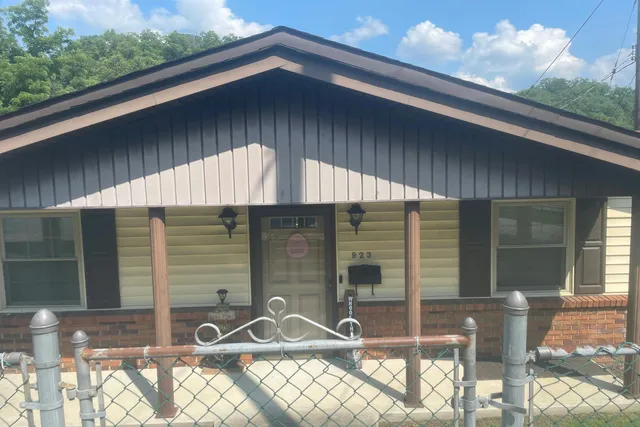 923 Center St, Mullens, WV 25882