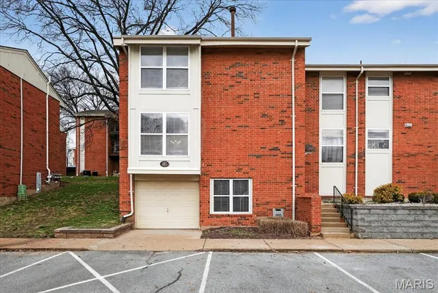 1977 Hunting Lake Ct #1977, Saint Louis, MO 63122