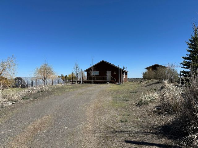 86196 Thorn St, Christmas Valley, OR 97641