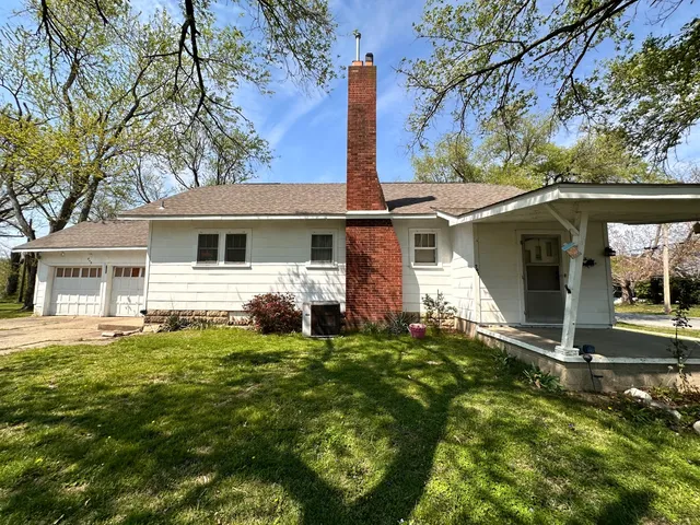 701 S  East St, Olney, IL 62450