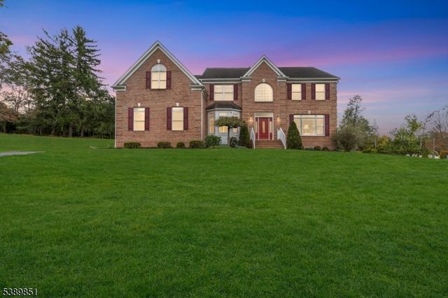 2 Dumont Ct, Bridgewater, NJ 08807