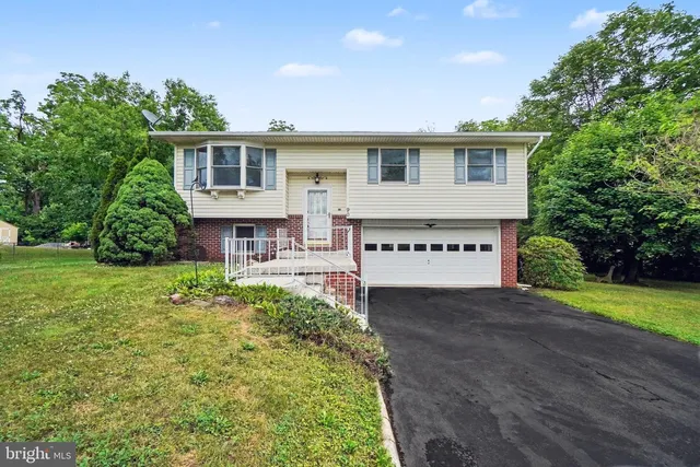 90 Pine Maple St, Mc Alisterville, PA 17049