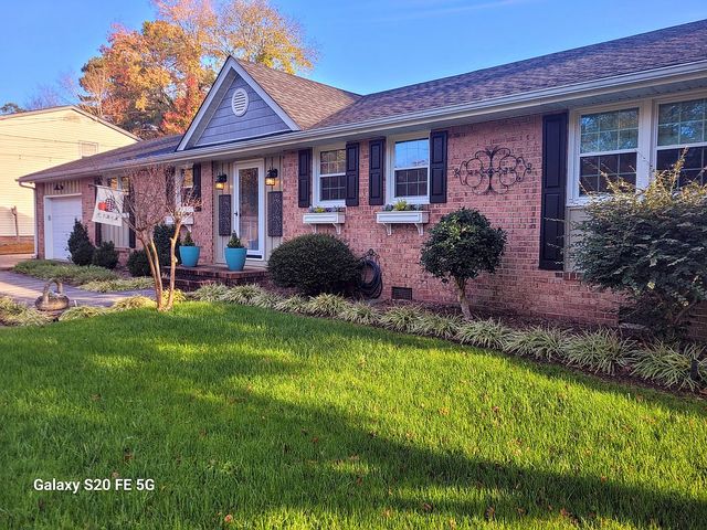 115 Norwood Dr, Colonial Heights, VA 23834