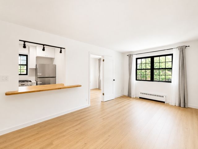 30-89 31st St #2R, Astoria, NY 11102