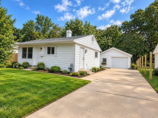 63 Sparrow Rd, Carpentersville, IL 60110