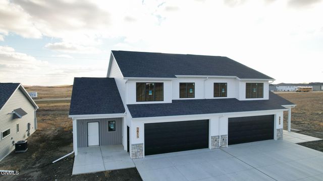 5815 Davies Dr, Bismarck, ND 58503