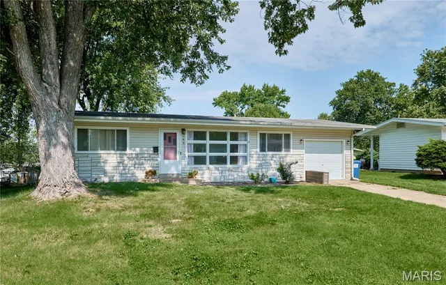 195 Grenoble Ln, Florissant, MO 63033
