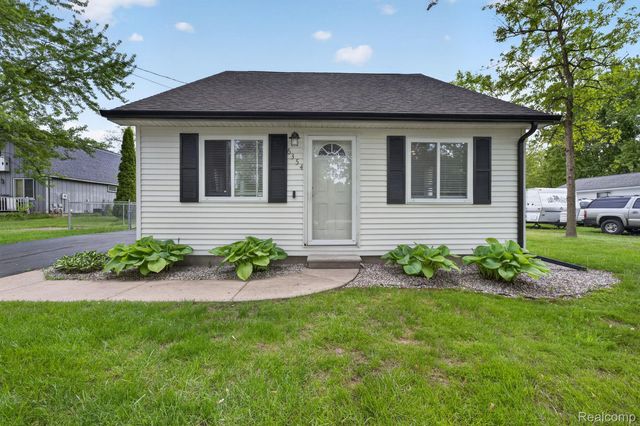 6354 Lapeer Rd, Burton, MI 48509