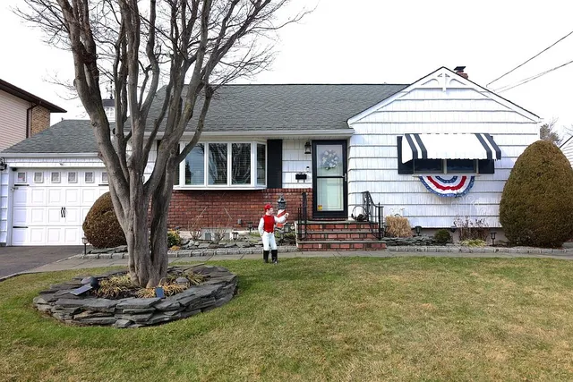 35 Julian St, Hicksville, NY 11801