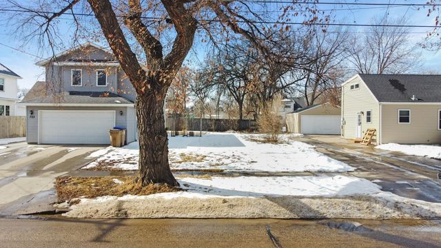 707 8th St NW, Minot, ND 58703