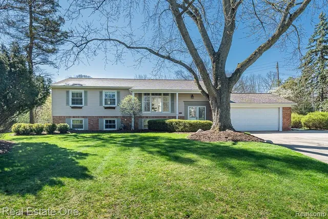 1841 Fair Oak Ct, Rochester Hills, MI 48309