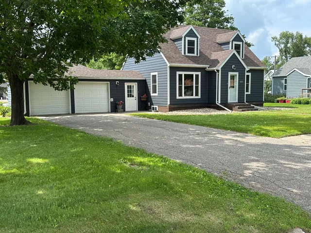 310 S  Oak St, Hendricks, MN 56136