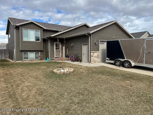 795 17th Ave E, Dickinson, ND 58601