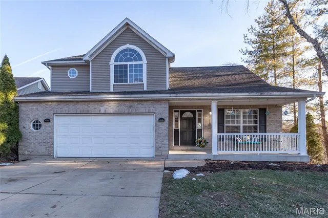 1010 Winter Lake Dr, Fenton, MO 63026
