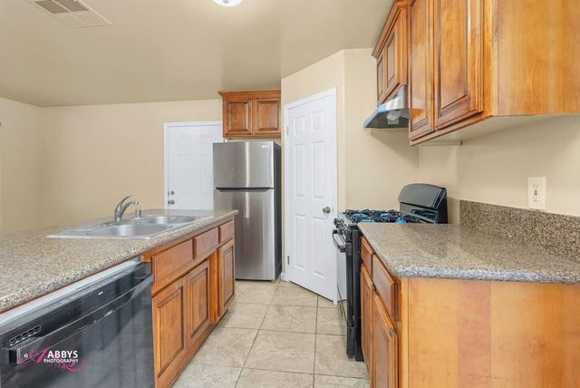 729 L St #B, Bakersfield, CA 93304