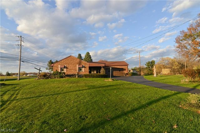 5314 New Castle Rd, Lowellville, OH 44436