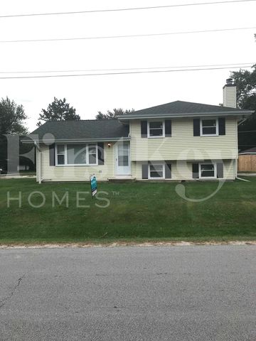 On132 Cottonwood Dr, Wheaton, IL 60187