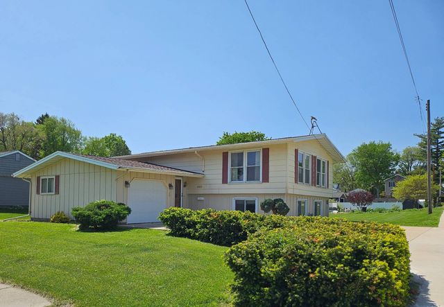410 N  5th St, Monmouth, IL 61462