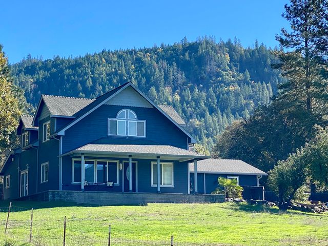 726 Earhart Rd, Rogue River, OR 97537