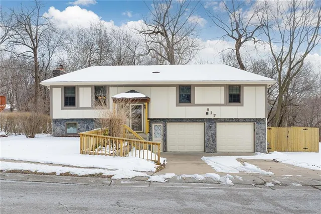 917 NW Valley Ln, Riverside, MO 64150