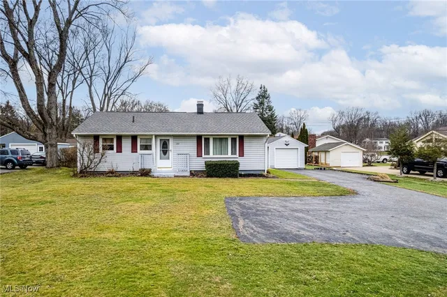 122 S  Munroe Rd, Tallmadge, OH 44278