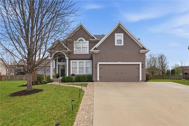 645 Pine Cir, Gardner, KS 66030