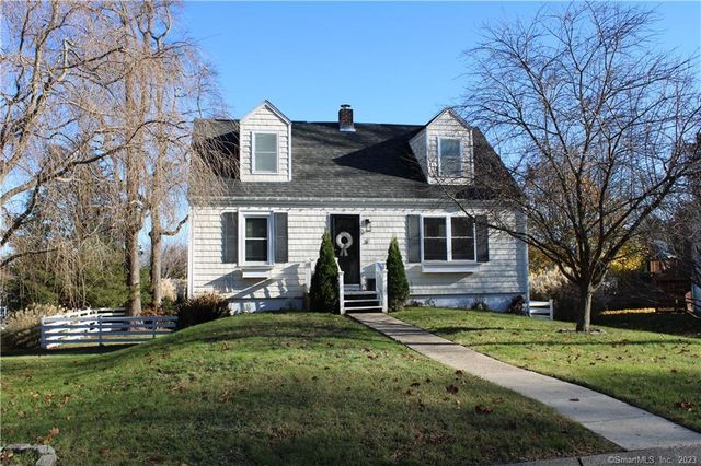 31 Flyers Dr, Norwich, CT 06360