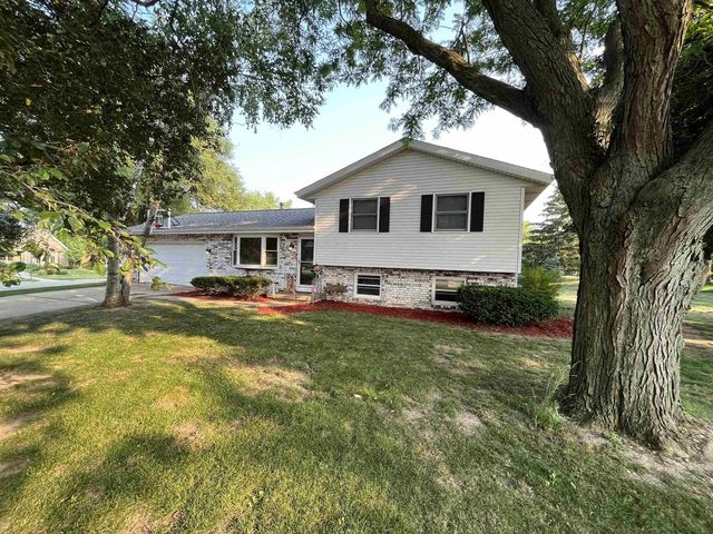 909 Country Ln, Watertown, WI 53098