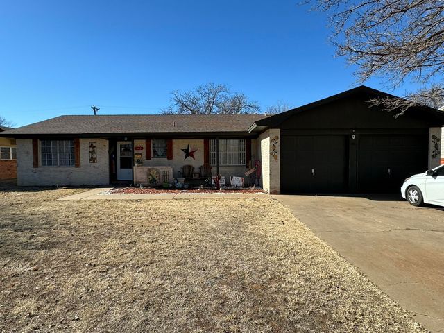 1415 Holliday St, Plainview, TX 79072