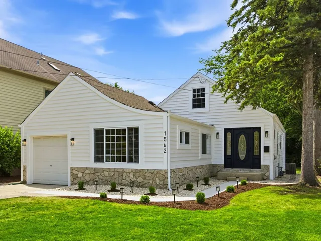 1562 Harding Rd, Northfield, IL 60093