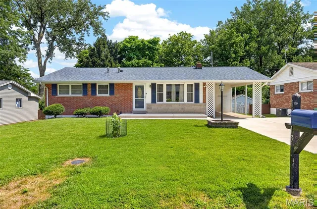 10813 Waycroff Dr, Saint Louis, MO 63114