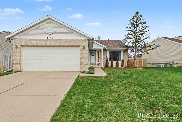 4748 Meadow Lake Dr SE, Kentwood, MI 49512