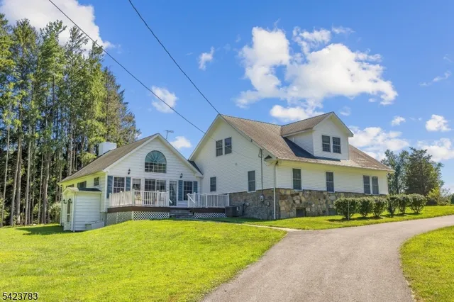 2 Spring Brook Ln, Glen Gardner, NJ 08826