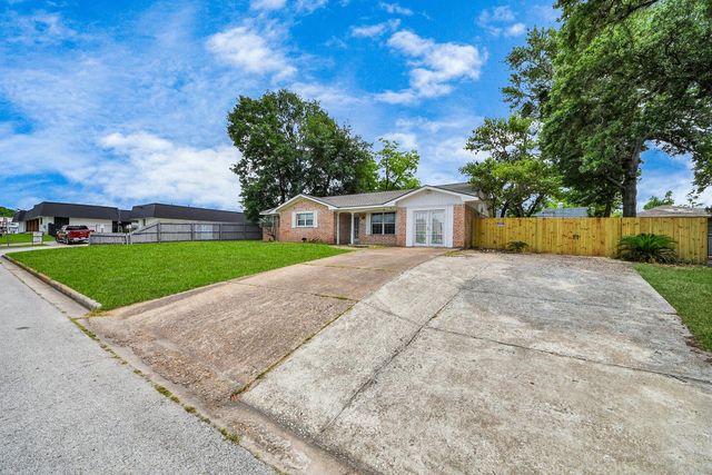 811 Hillcrest Dr, Conroe, TX 77301
