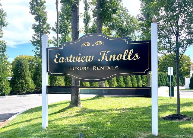 221 Eastview Dr #18, Central Islip, NY 11722