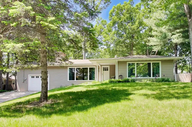 1030 Jenkins DRIVE, Fontana, WI 53125
