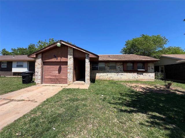 929 NW 28th St, Moore, OK 73160