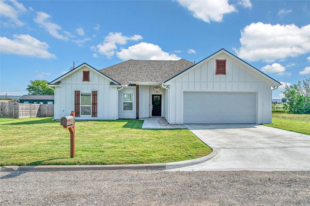 910 S  Avenue J, Clifton, TX 76634